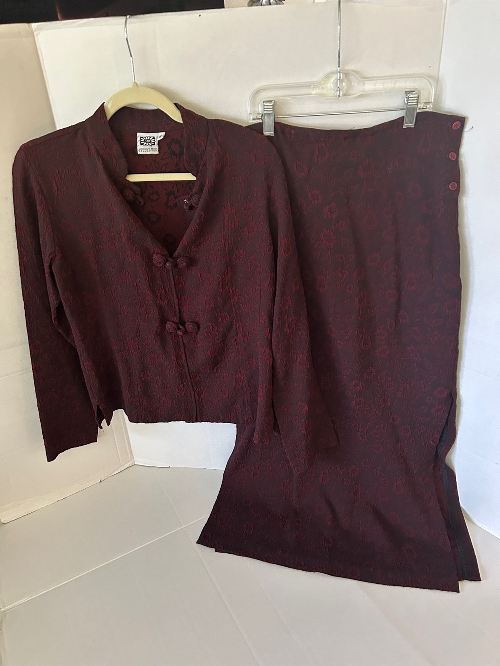 JOHNNY WAS VINTAGE BURGUNDY FLORAL TO JACQUARD JACKET & MATCHING SKIRT SZ S
